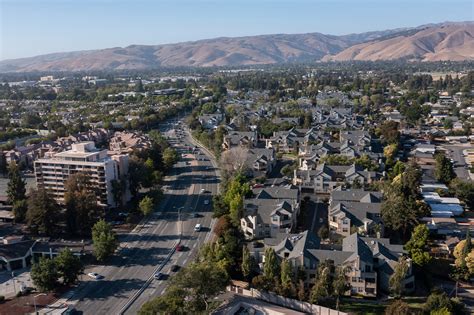 Fremont. california - フリーモント （ 英語: Fremont 、 英語発音: /ˈfrimɑn (t)/ ）は、 アメリカ合衆国 カリフォルニア州 の アラメダ郡 にある都市。. サンフランシスコ湾 南東岸に位置する。. 人口は約23万人（2020年）で、 サンフランシスコ・ベイエリア では4番目の都市である ...